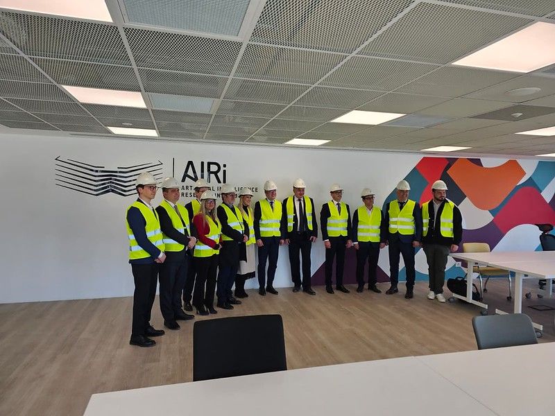 AIRi@UTCN Welcomes Minister Irineu Darău for an On-Site Visit 1